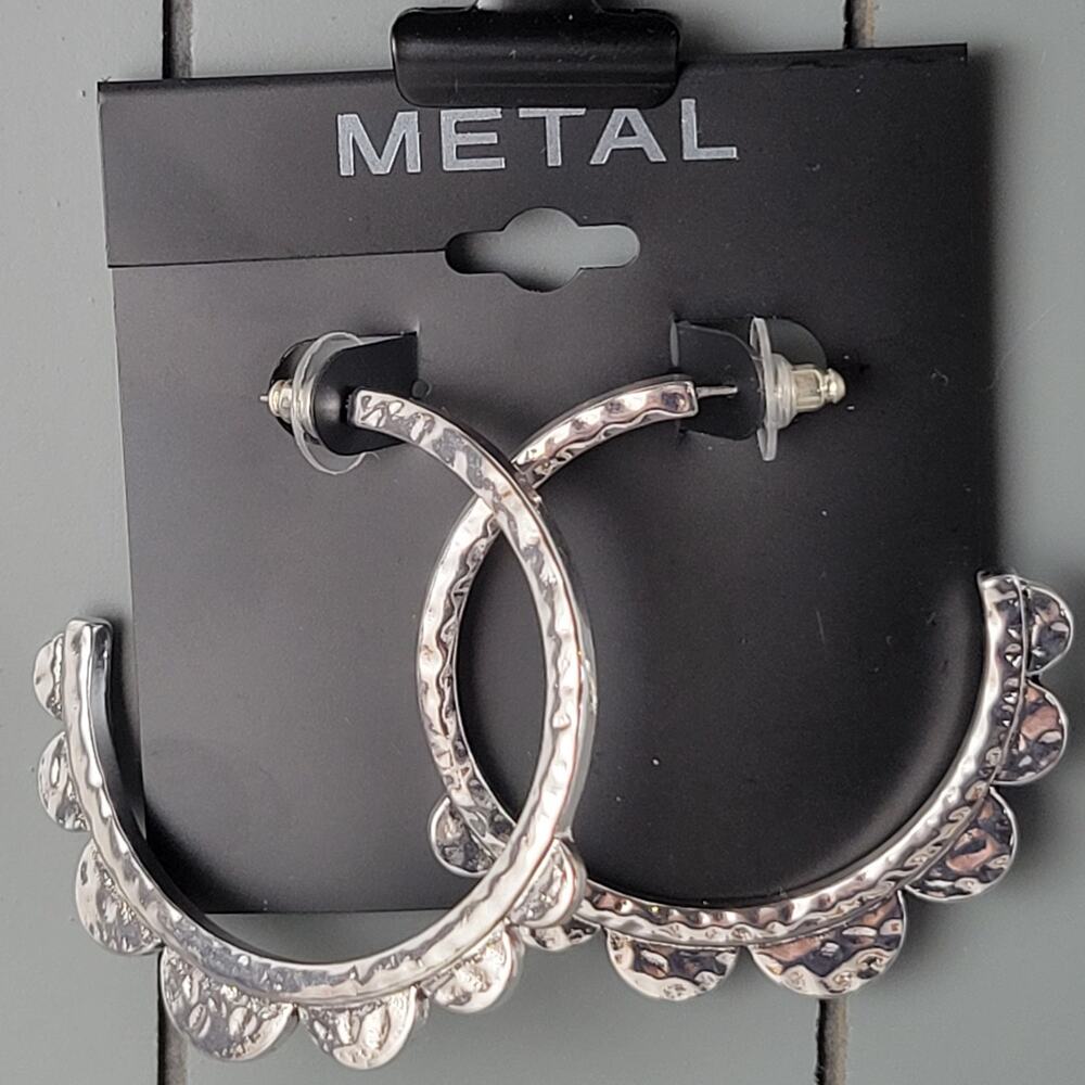 Metal Silver-Tone Scalloped Hoop Earrings Hammered Finish New on Card